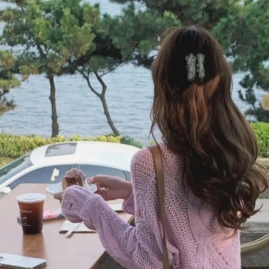 白云飘飘的年代海报